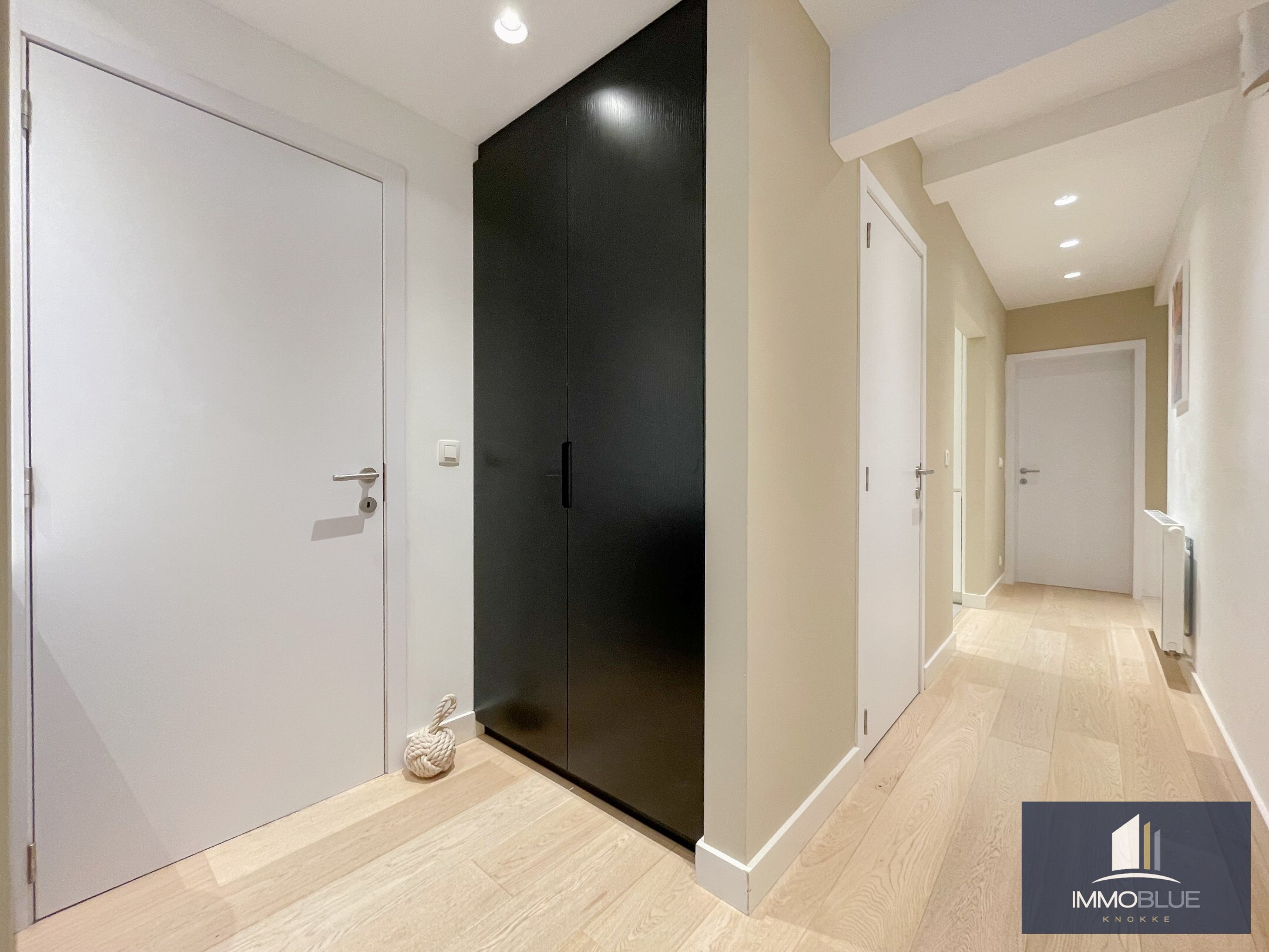 Appartement totalement rénové et luxueusement fini, avec trois chambres et une vue latérale sur la mer, situé au Zoute. 