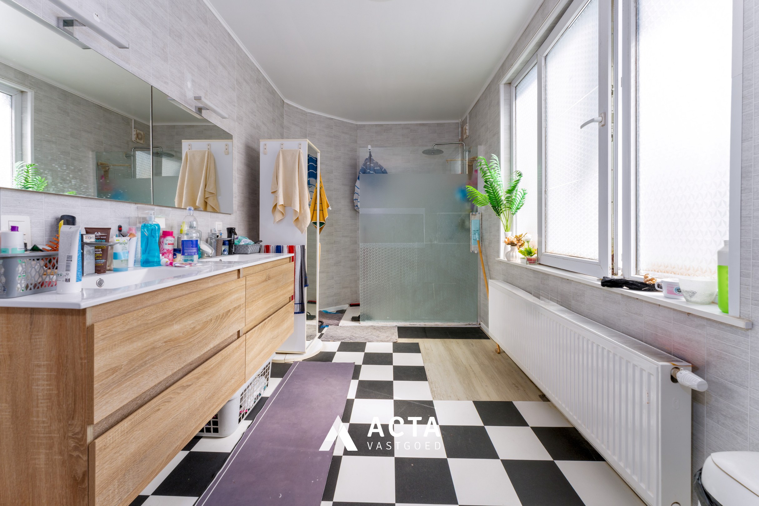 Ruime te renoveren stadswoning met 5 slaapkamers en tuin 