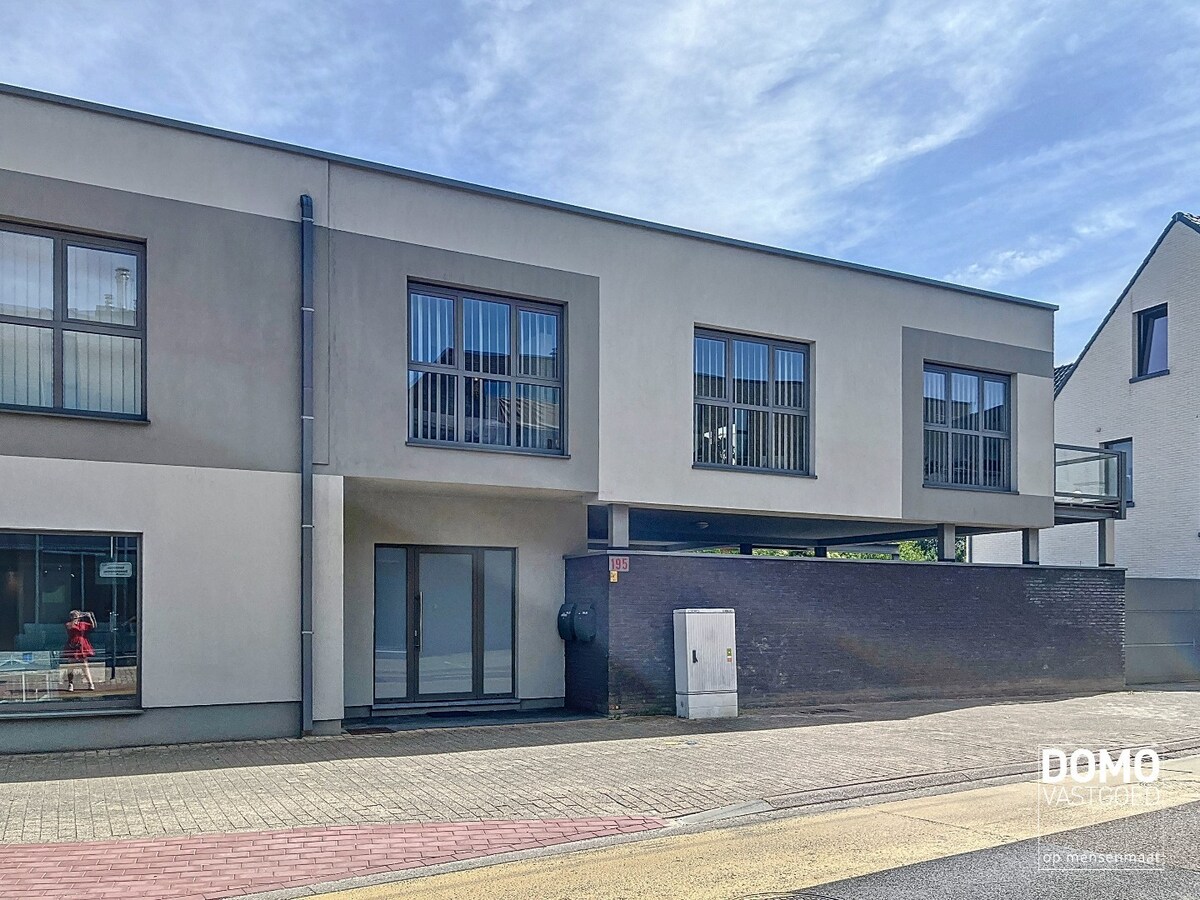RUIM APPARTEMENT VAN 120 M² MET TERRAS, LIFT, 2 SLAAPKAMERS EN AUTOSTANDPLAATS GELEGEN TE CENTRUM KERMT 