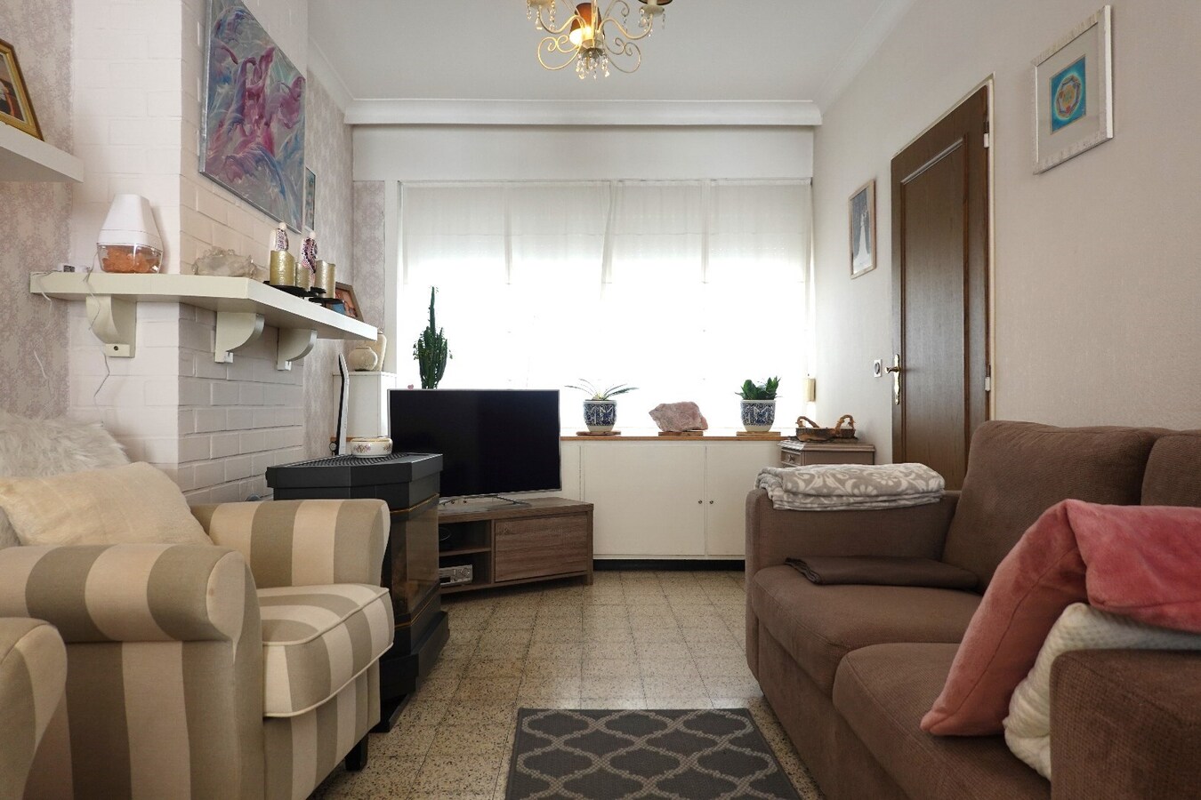 Op te frissen rijwoning in hartje Gistel 