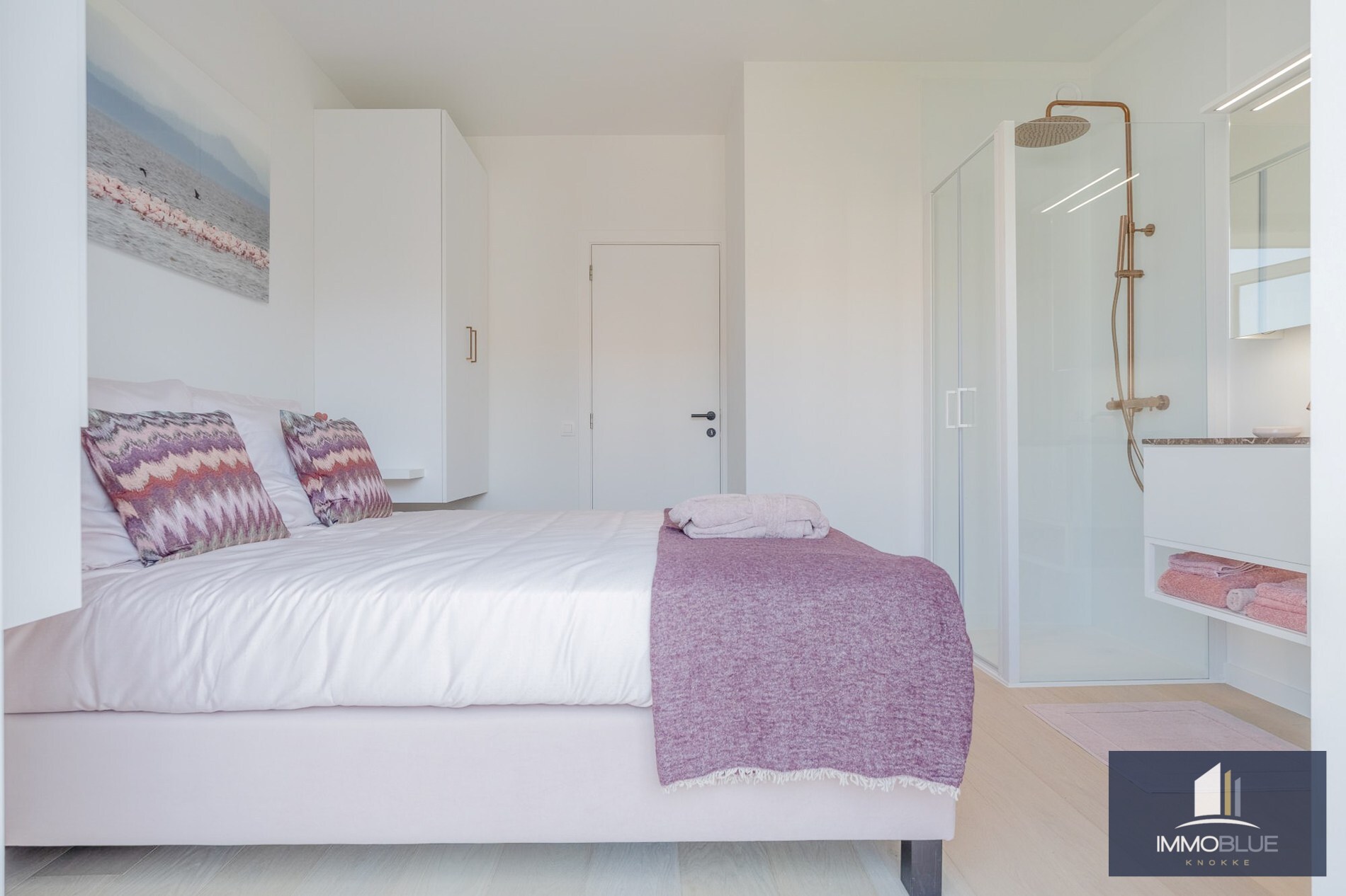 Situé dans un endroit calme, cet appartement entièrement rénové offre une vue dégagée sur les villas. 