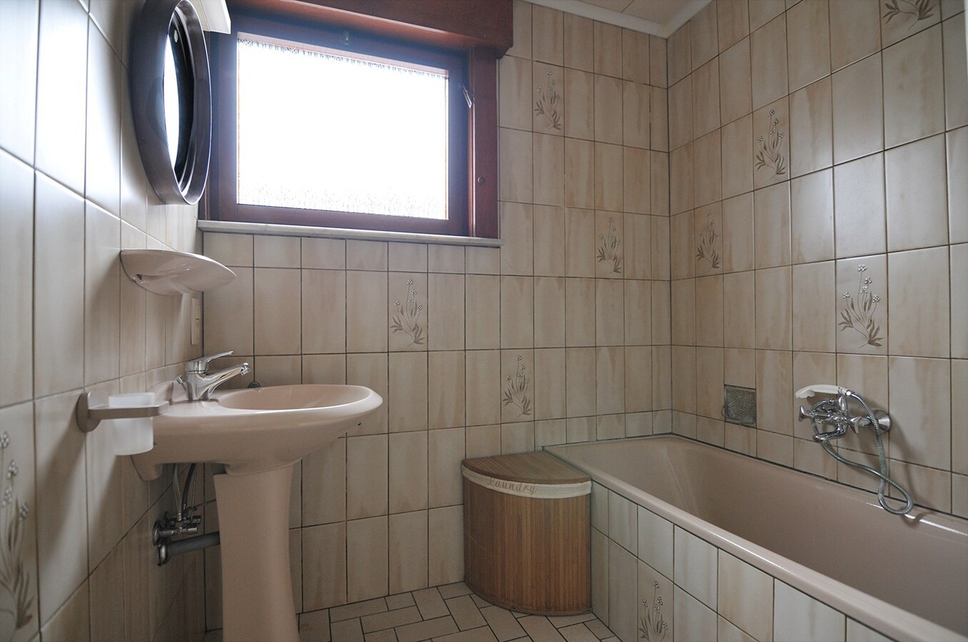 NIEUWE PRIJS Kloeke halfopen woning met 4 slaapkamers, tuin en garage 