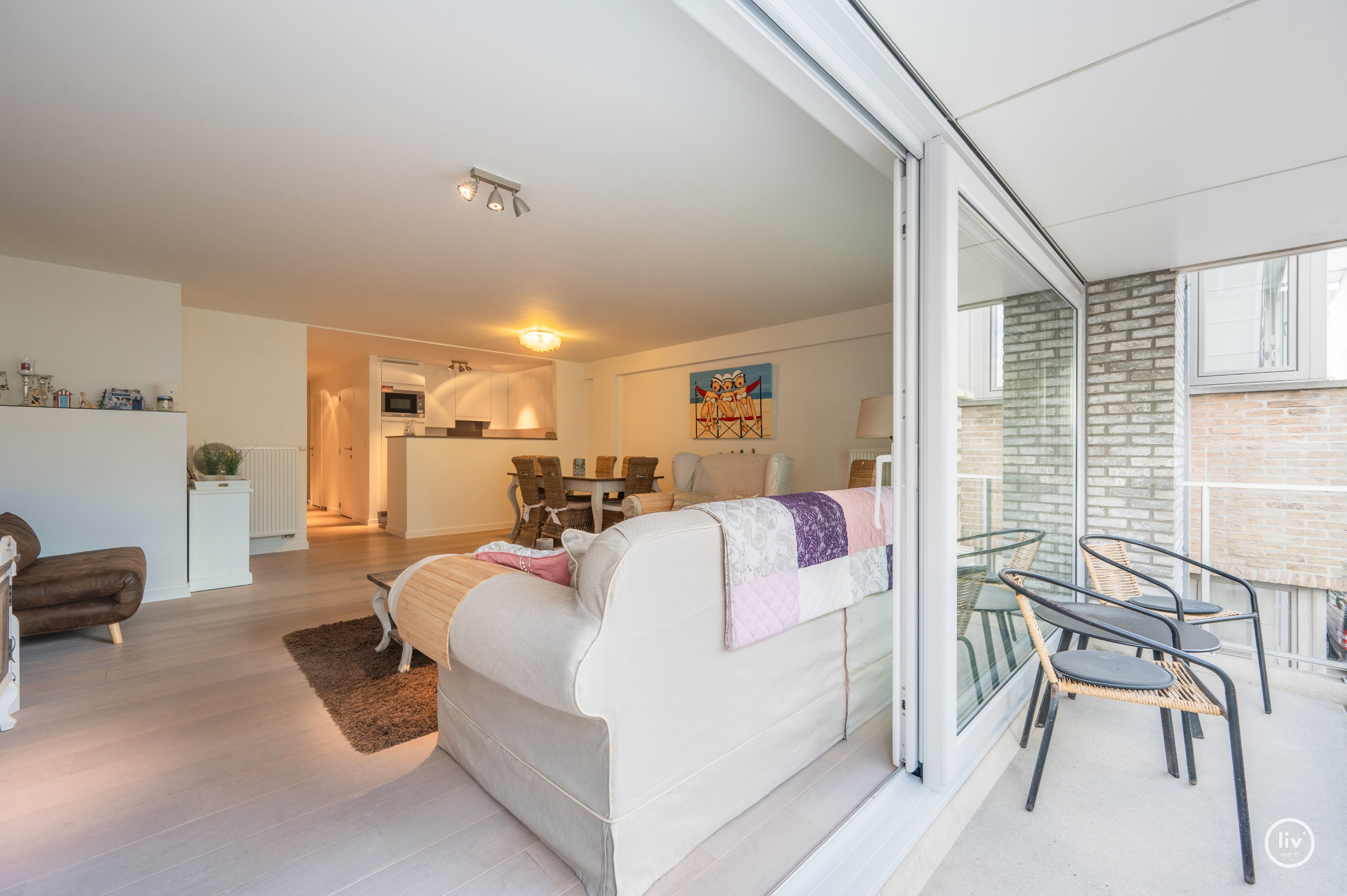 Ruim en récent (2011) appartement met 2 volwaardige slaapkamers op een topligging vlakbij de Dumortierlaan te Knokke. 