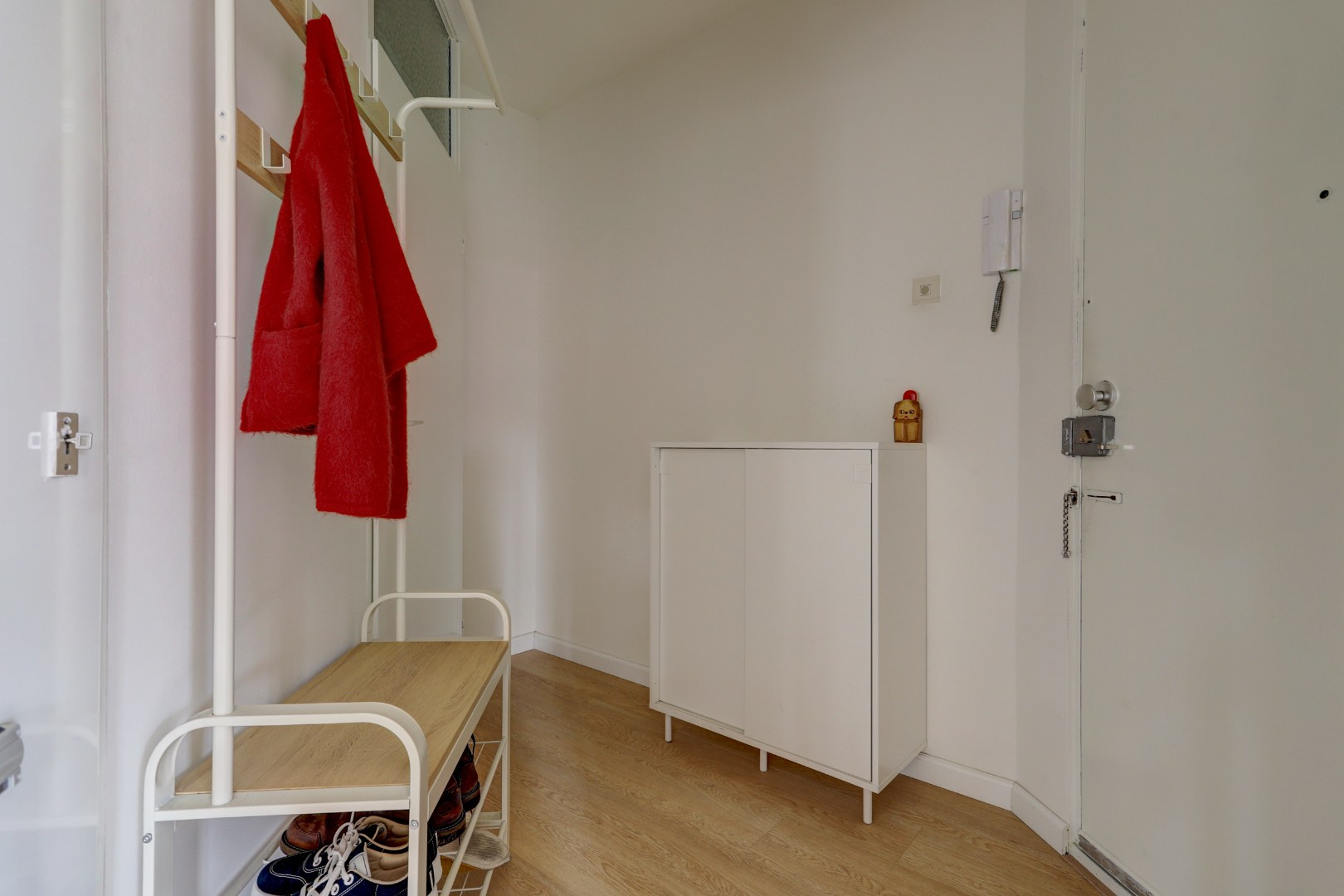 Ruime 4- (voorheen 5) kamer woning op 1e etage met riant terras van 45 m² en een berging en overdekte parkeerplaats op begane grond. 