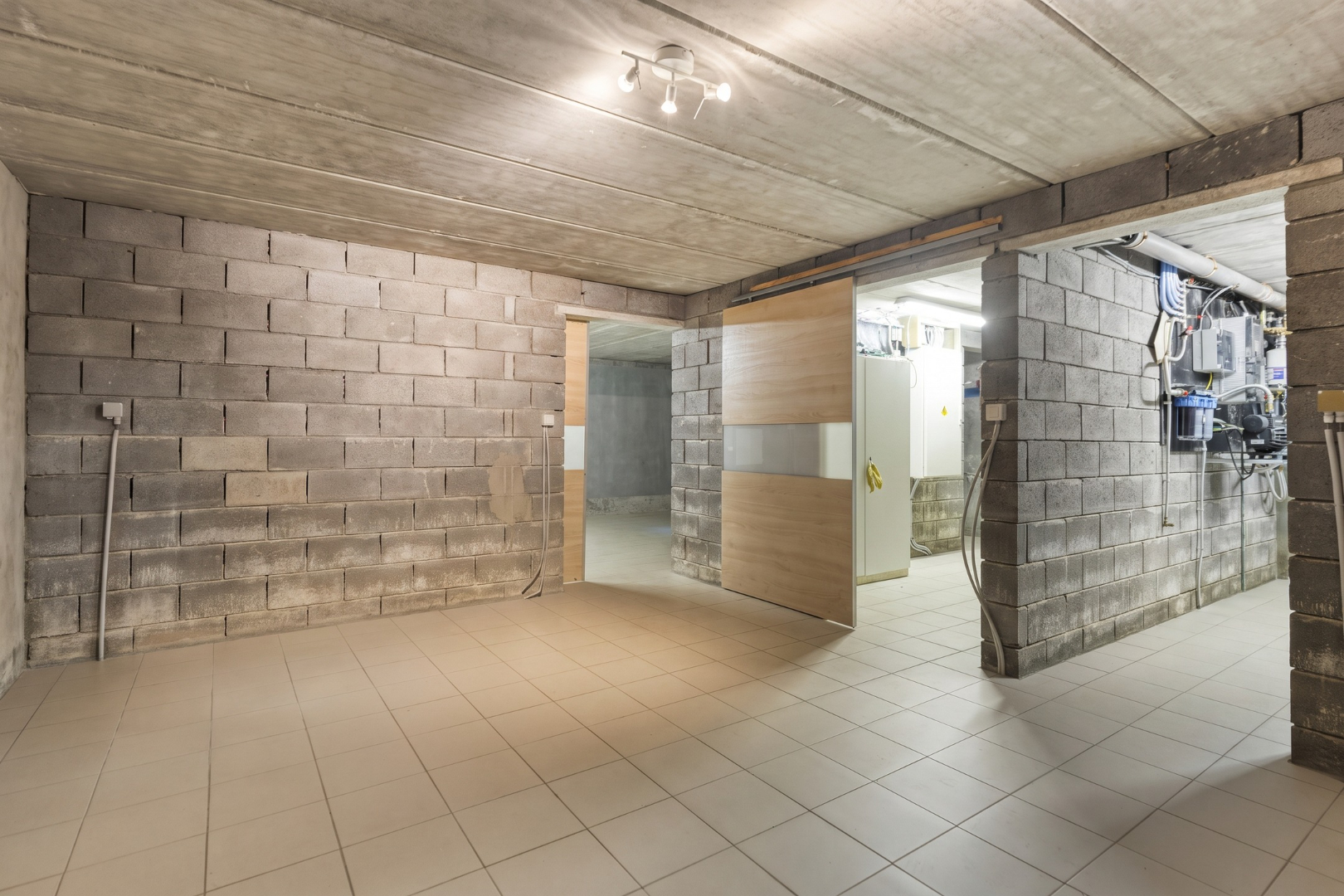 Vrijstaande woning van 2015 met 3 slaapkamers, volledige kelder en zuidgerichte tuin in Schilde. 