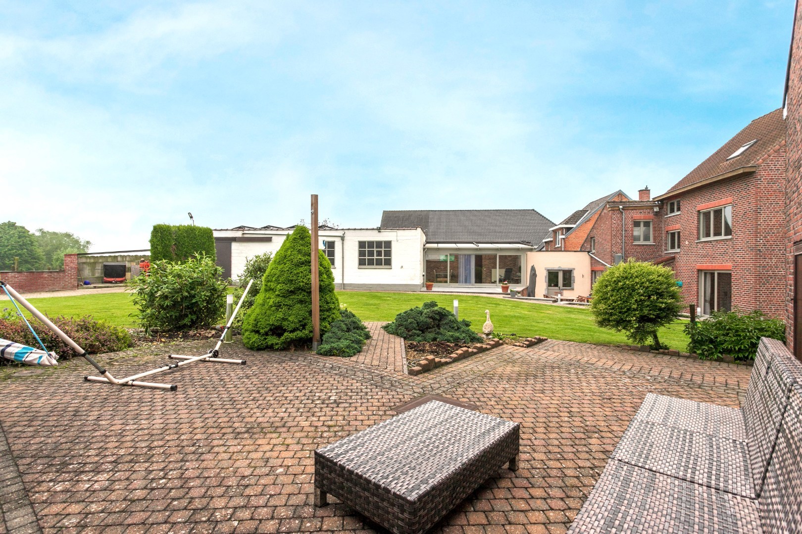 Ruime woning met naastgelegen bouwgrond en loods 