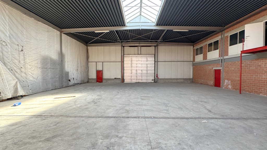 Magazijn met kantoren te huur vlakbij A12 in Wilrijk