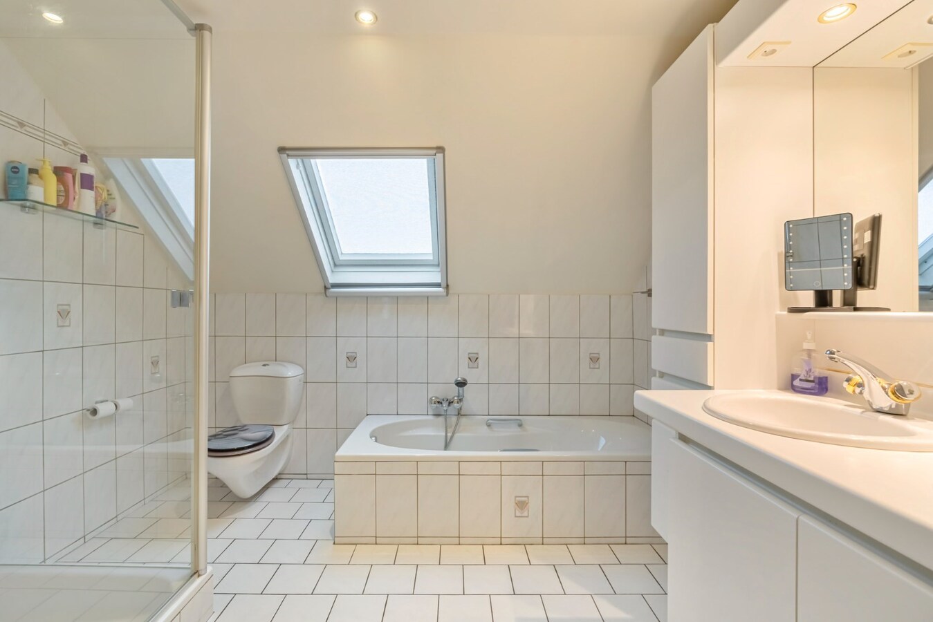 Ruime woning op een zeer rustige locatie met tuin, garage, carport en 3 slaapkamers in Opglabbeek. 