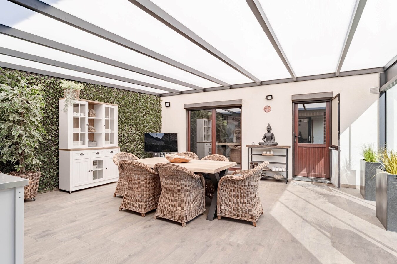 Gerenoveerde, goed onderhouden woning nabij het centrum van Bree mét een grote garage/werkplaats bereikbaar langs de Filterstraat aan de achterzijde van de woning! 