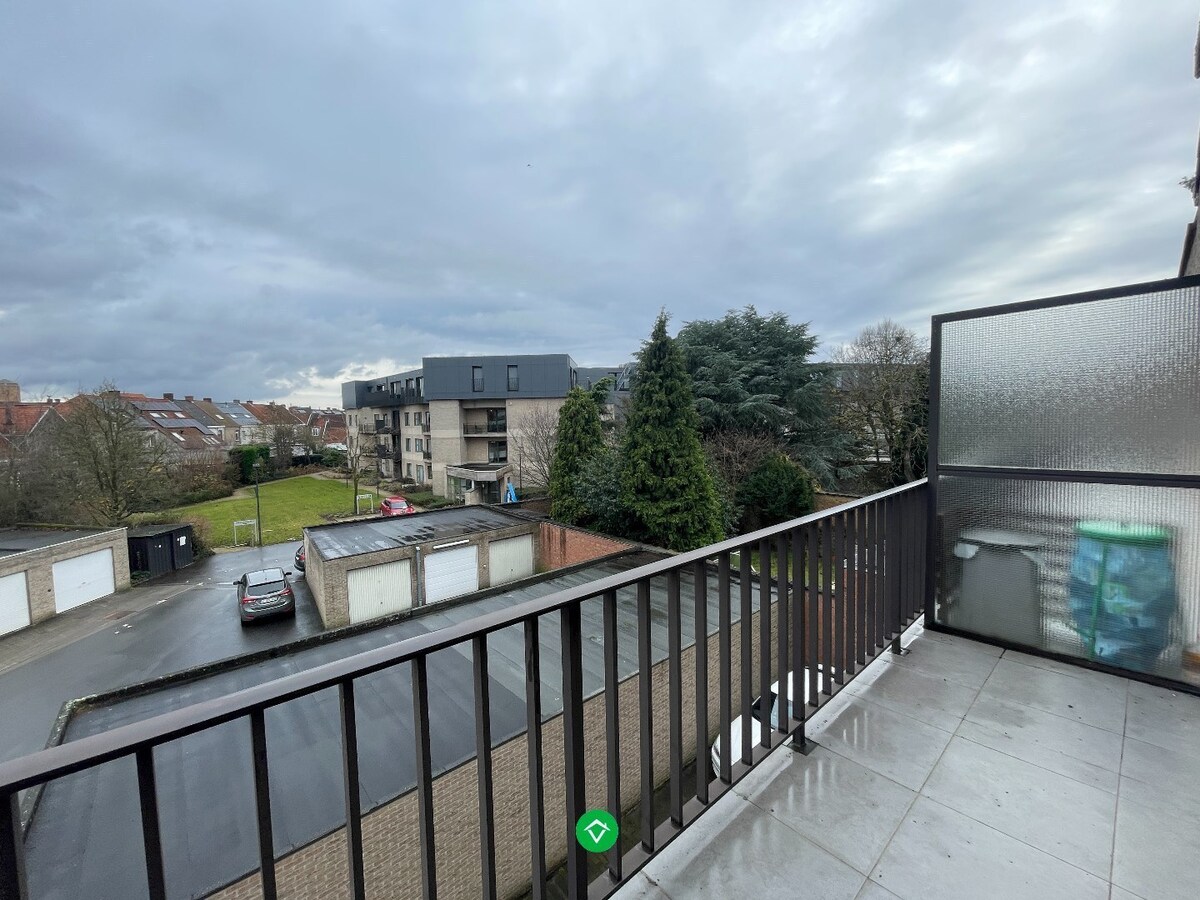 Groot appartement met 2 slaapkamers en garage in centrum Roeselare 