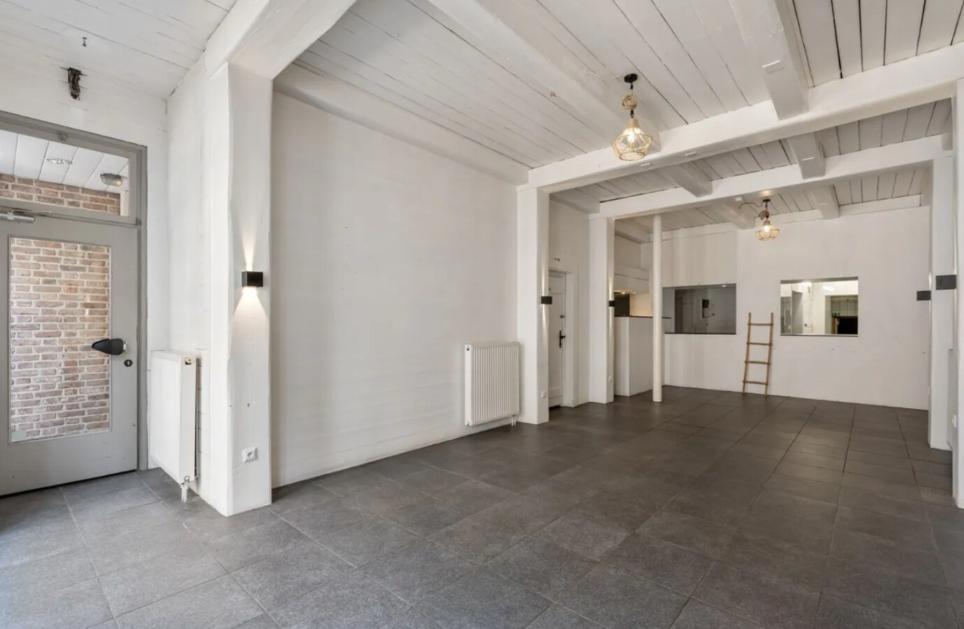 Unieke investeringsopportuniteit in het hart van Maaseik Handelspand + 2 verhuurde appartementen | Centrale ligging | Interessant verhuurpotentieel 