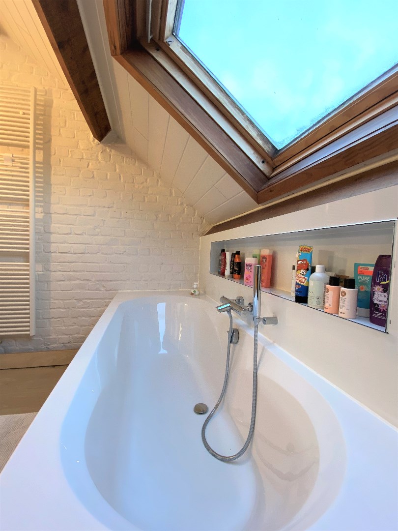 Up-to-date en bijzonder ruime gezinswoning met garage te Zwevegem 