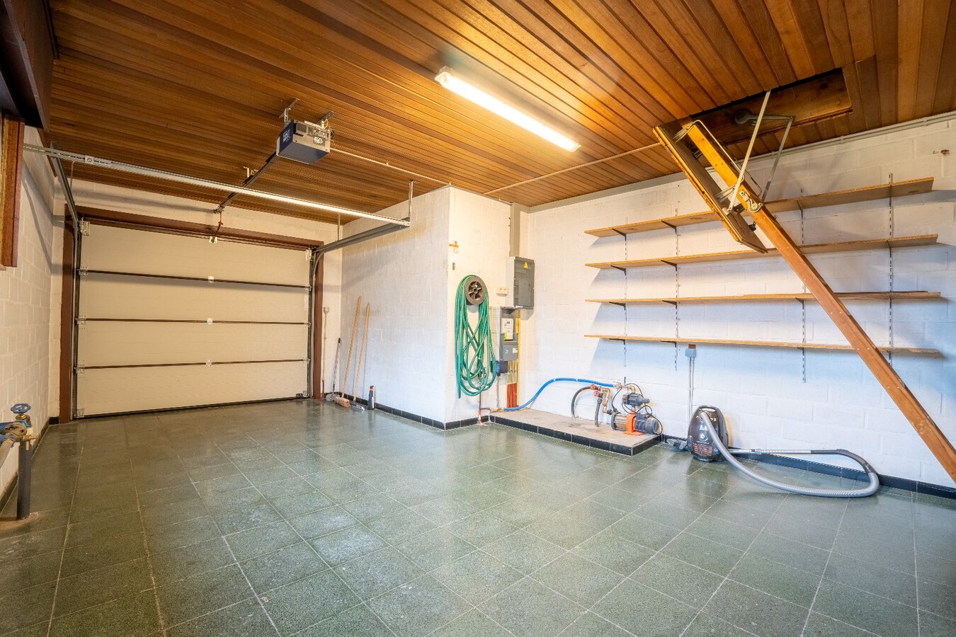 Uiterst ruime benedenwoning op groot perceel van 1666m² 