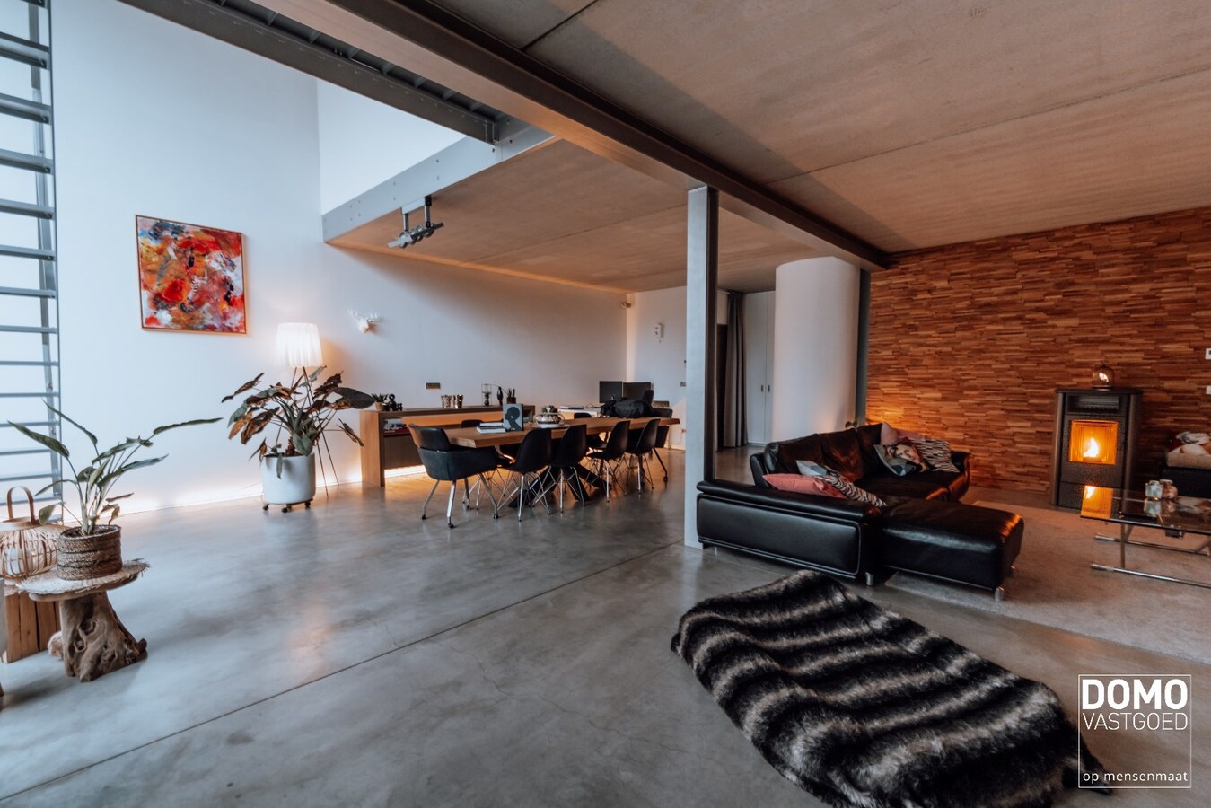 UNIEKE HALF OPEN WONING IN INDUSTRIËLE LOOK MET 3 SLAAPKAMERS, 2 BADKAMERS EN TUIN GELEGEN TE HASSELT 