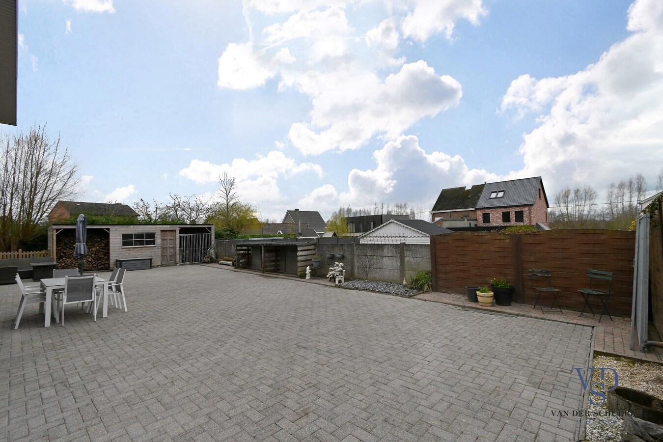 Bijzonder degelijke, instapklare ruime eigendom 