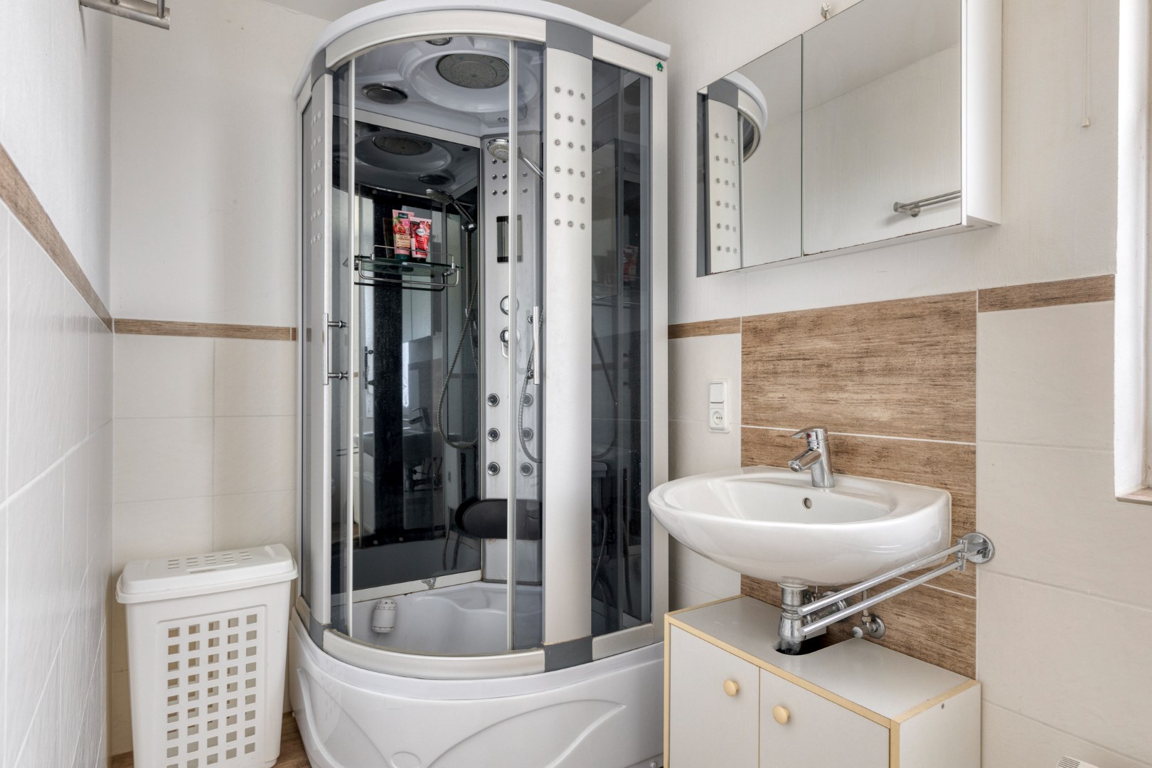 Vrijstaande 8-persoons vakantiewoning, gelegen op een unieke plek met vrij uitzicht over de Oosterschelde, kijkend richting het schilderachtige Zierikzee, wacht deze woning op een nieuwe eigenaar! 