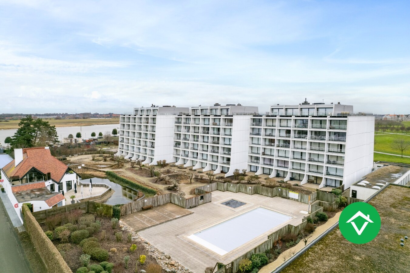 Instapklaar appartement met 2 slaapkamers en grote garage te Nieuwpoort 