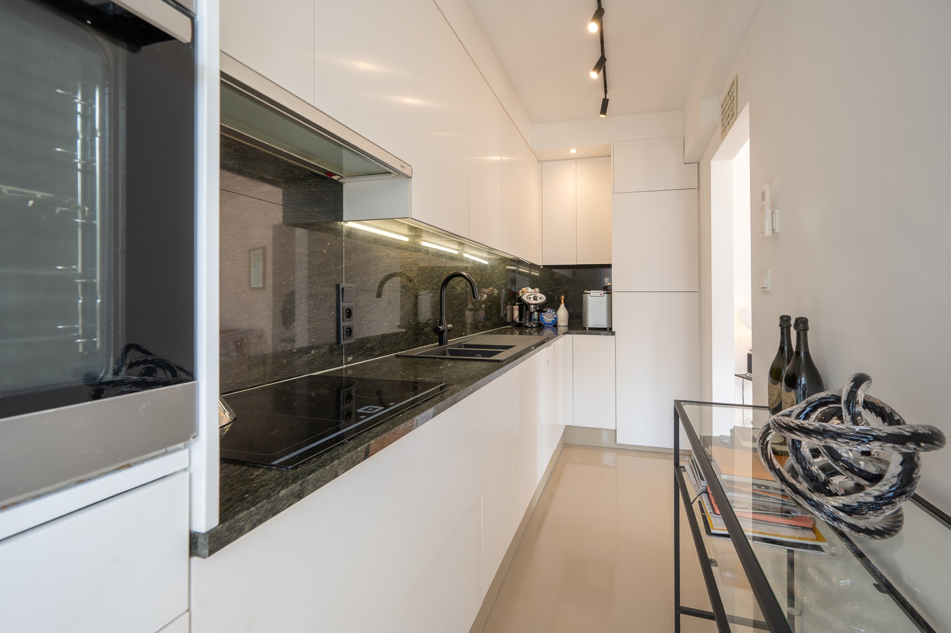 Lichtrijk hoekappartement met brede gevels centraal gelegen in Knokke. 