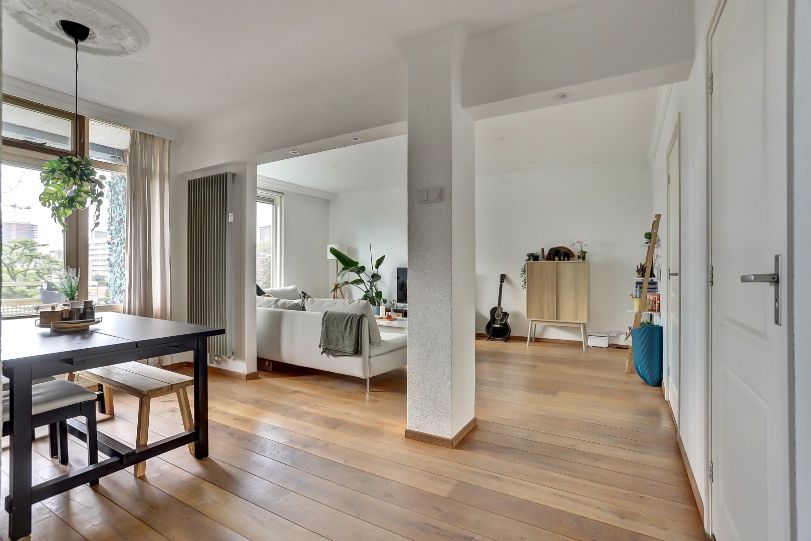 Instapklaar 3 (voorheen 4) kamer appartement op de vierde verdieping met moderne keuken en badkamer, balkon op het zuiden en berging in de onderbouw. 