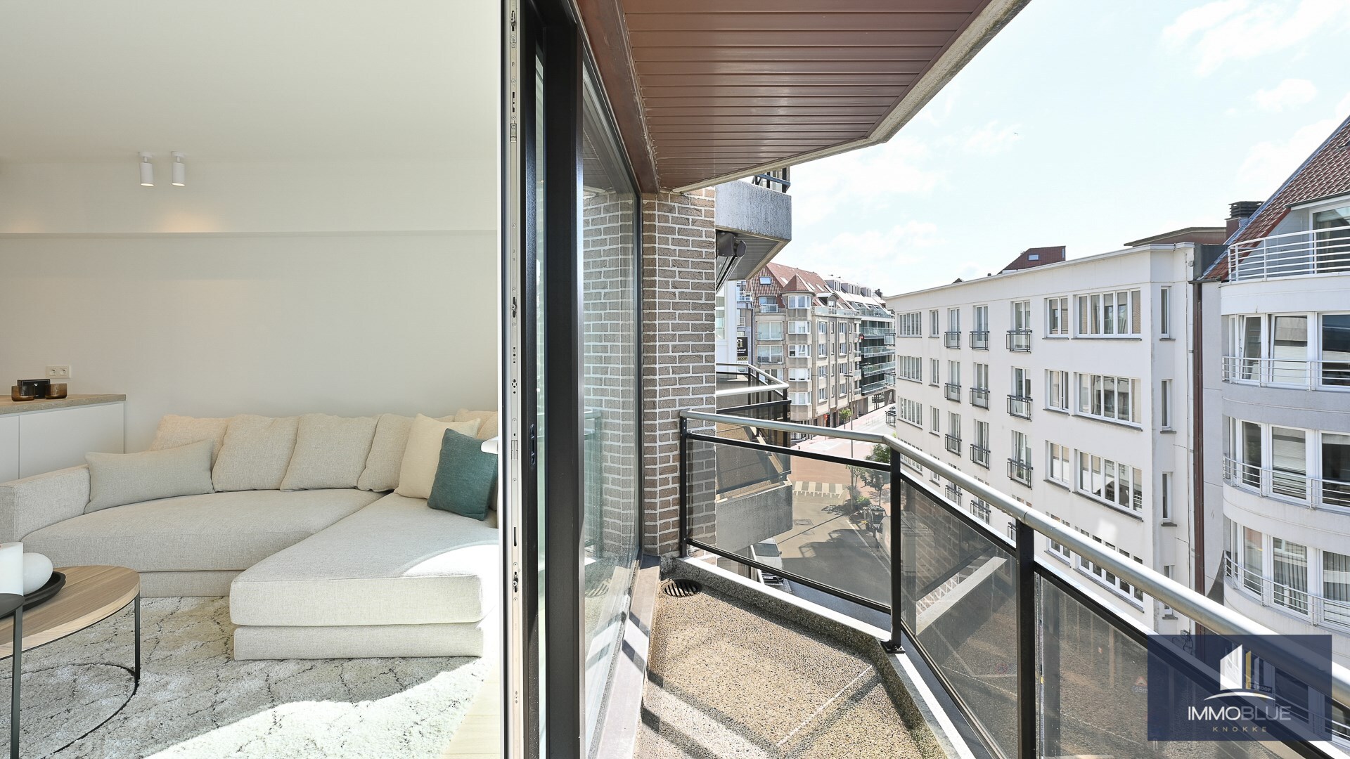 Appartement élégant et entièrement rénové, situé à deux pas de la mer. 