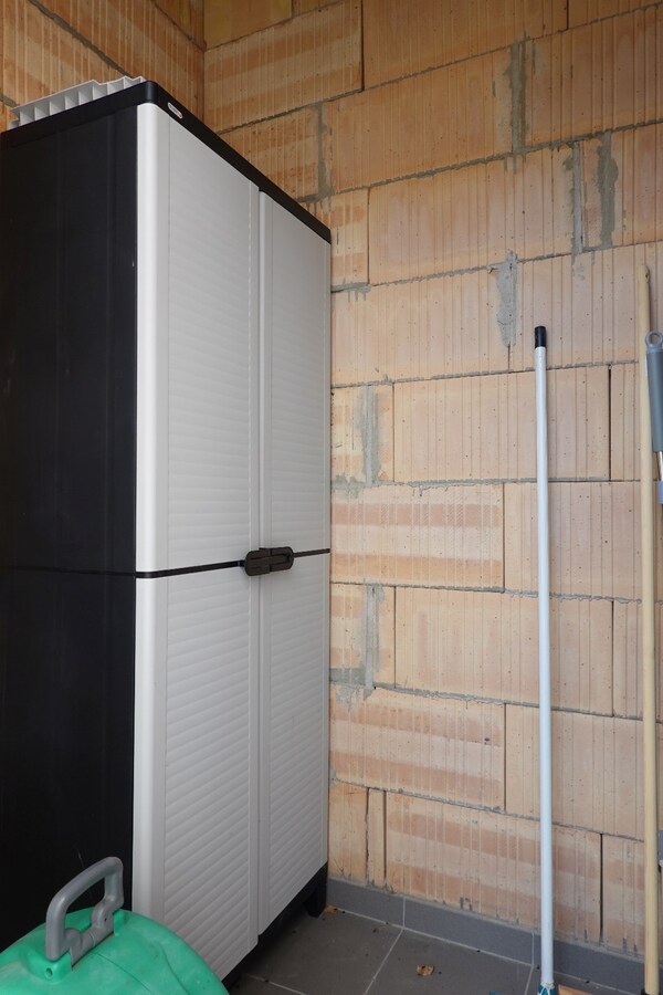 Gelijkvloers appartement (2016) met tuintje en parkeerplaats 