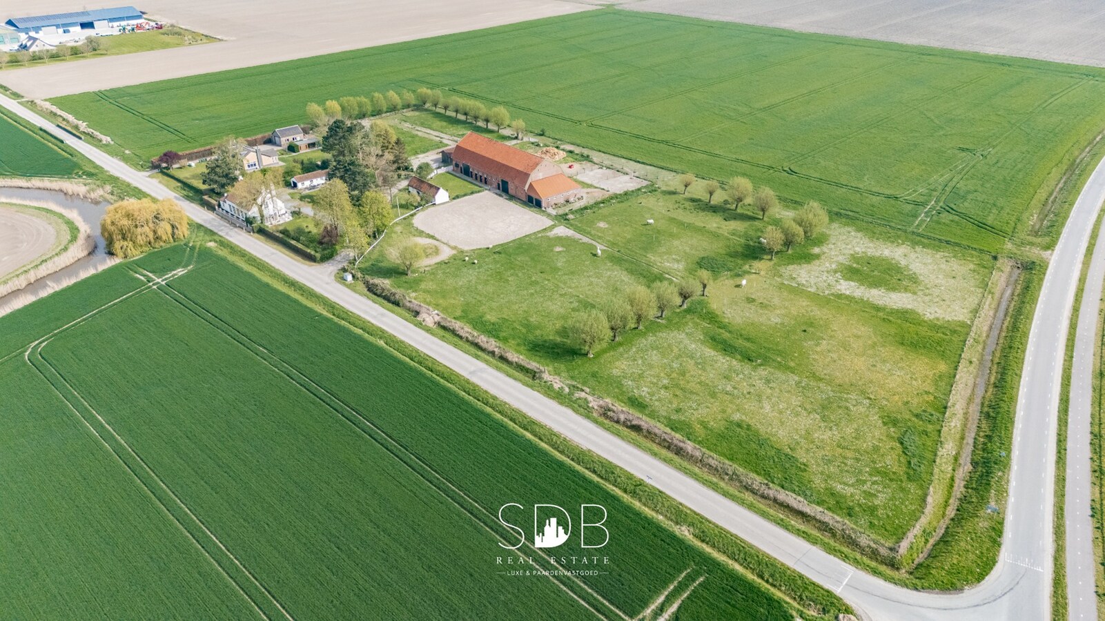 Landelijke woning met authentiek gastenhuis, stalgebouw, graslanden en buitenpiste op 20.285m² 