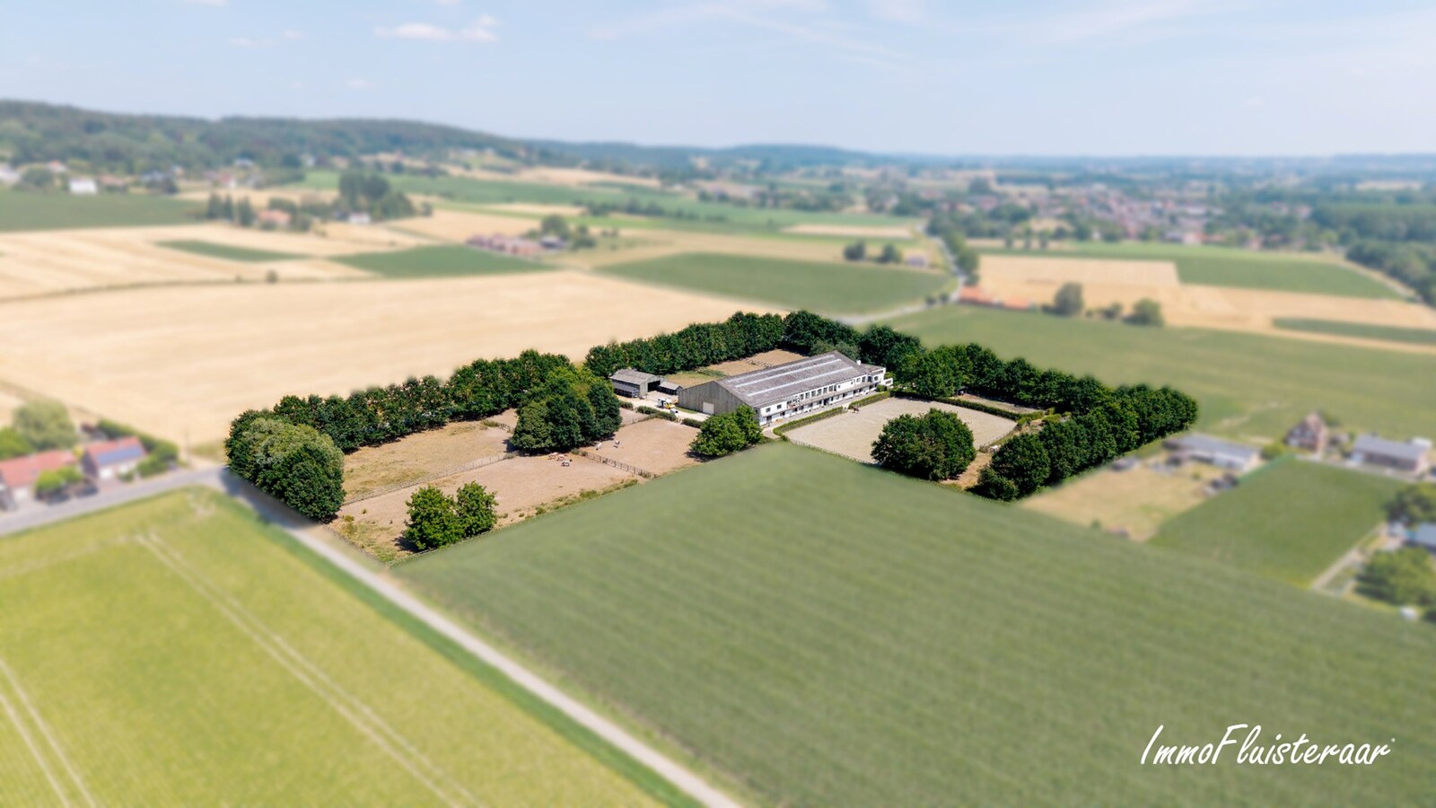 Unieke hippische accommodatie met 5 appartementen/studio’s op ruim 2,5 ha te Amougies (Henegouwen) 