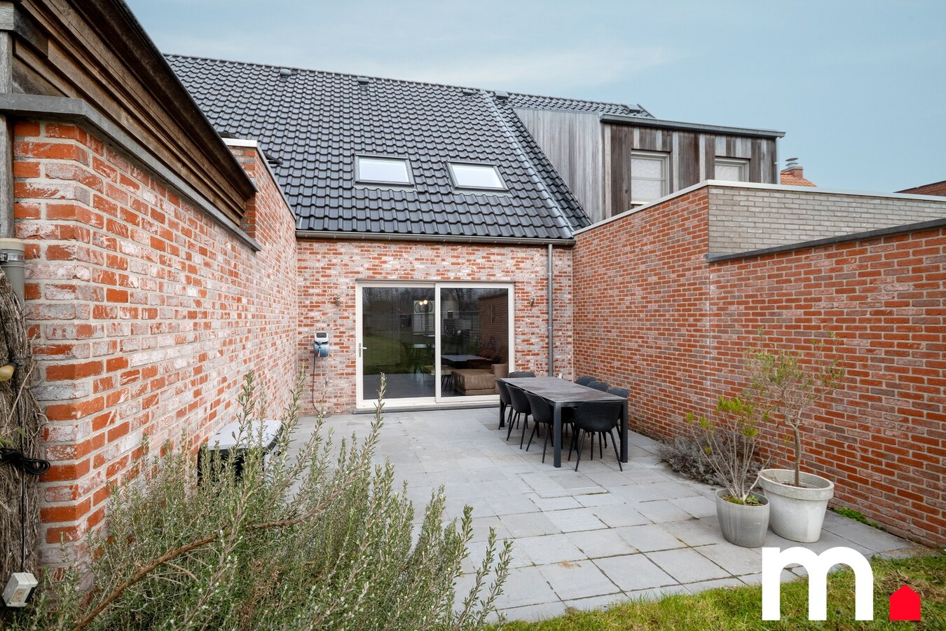 Recente woning (bouwjaar 2013) met grote tuin in doodlopende straat ! 