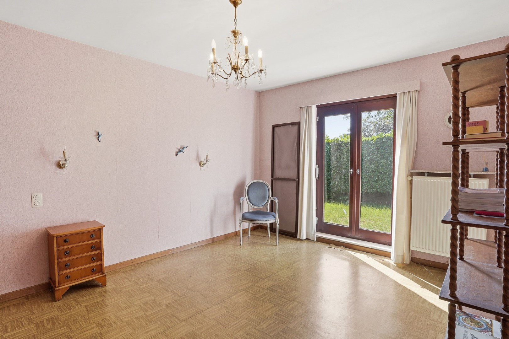 Vrijstaande bungalow met 3 slaapkamers, ruime garage en zonnige tuin 