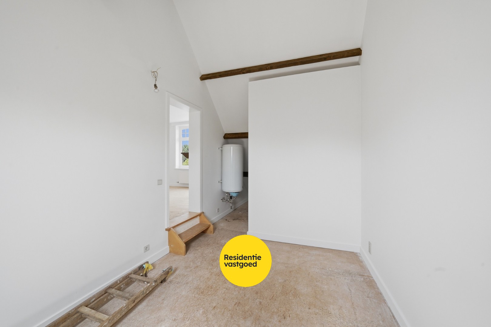 Karaktervolle instapklare hoekwoning met inpandige garage en zonnige stadstuin 