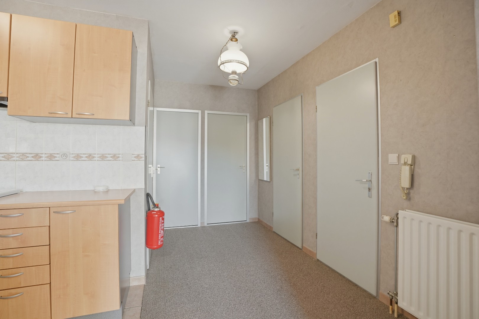 Op te frissen 2-slaapkamerappartement (73m²) te Koksijde Sint-Idesbald. 