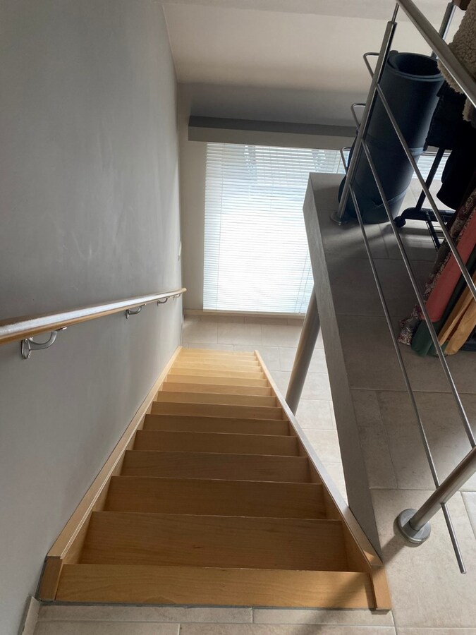 Eigentijds duplex-appartement met  autostaanplaats en kelder. Geen vaste kosten. 