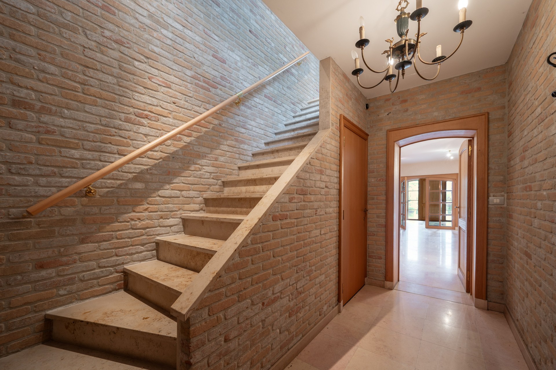 Ontdek deze karaktervolle villa, rustig gelegen in het gegeerde Duinbergen, op wandelafstand van het strand (incl. zeer ruime dubbele inpandige garage) 
