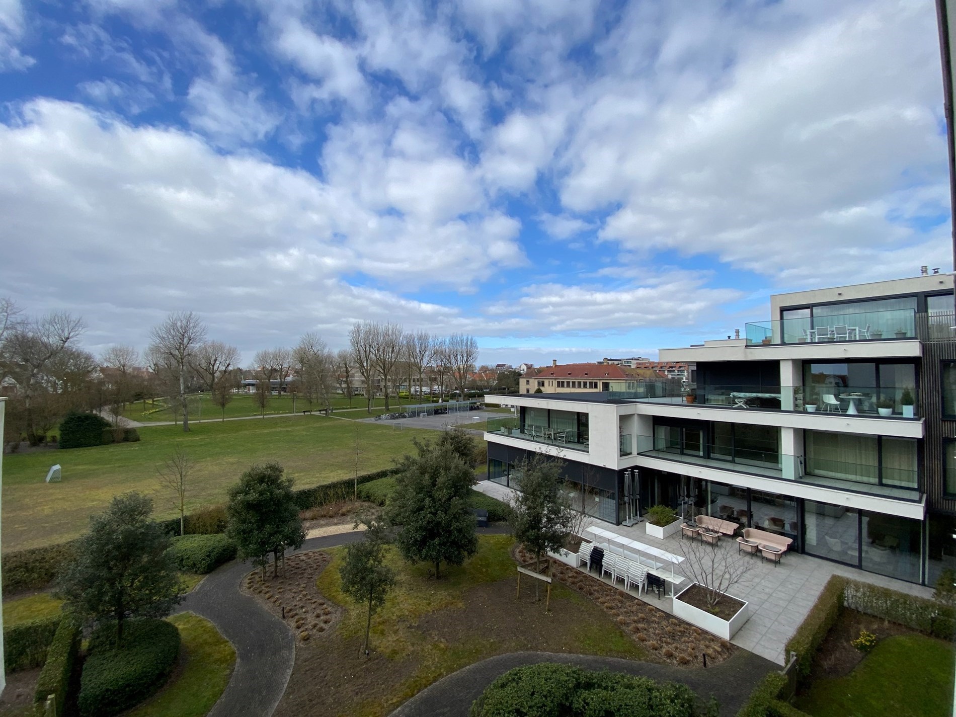 ONGEMEUBELD: SERVICEFLAT: Lichtrijk 1-slaapkamer appartement met een groot terras en mooi open zicht op het cultuurcentrum Scharpoord in de Residentie Cypres. 