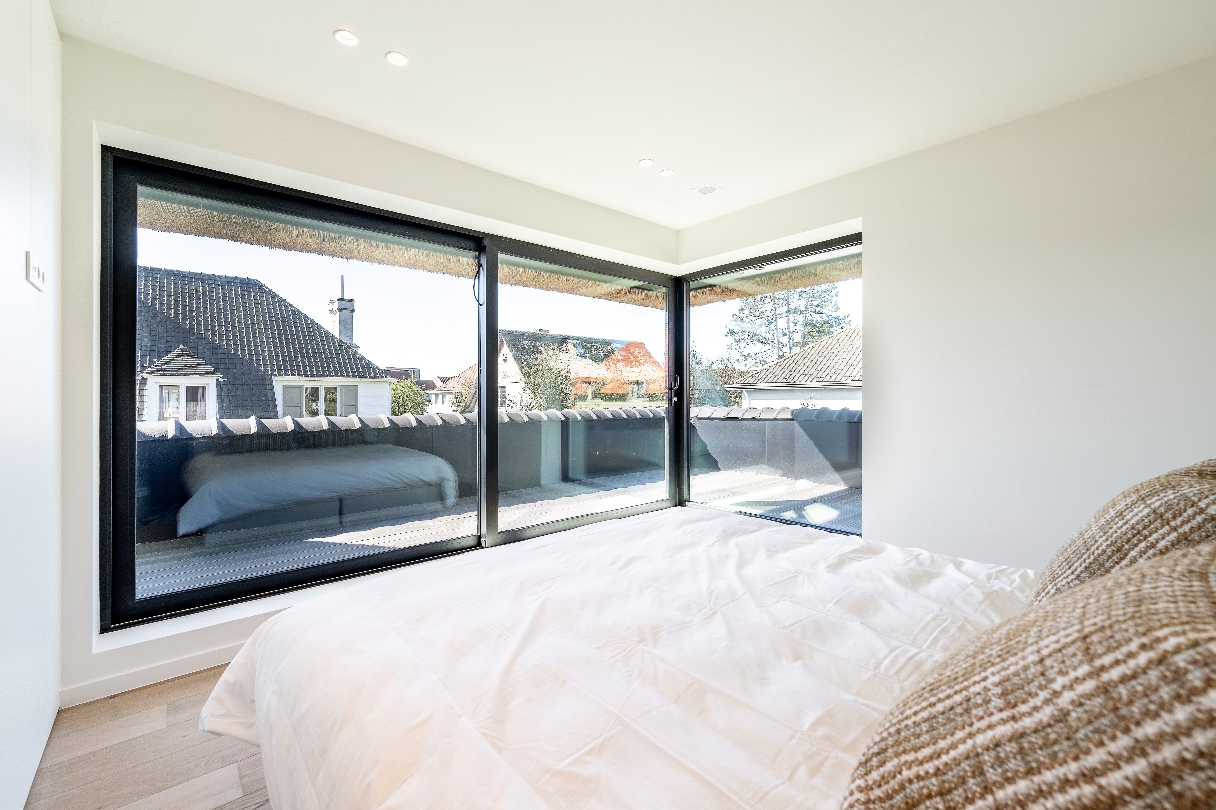 Indrukwekkende nieuwbouwvilla in hartje Zoute op enkele passen van de golf te Knokke. 