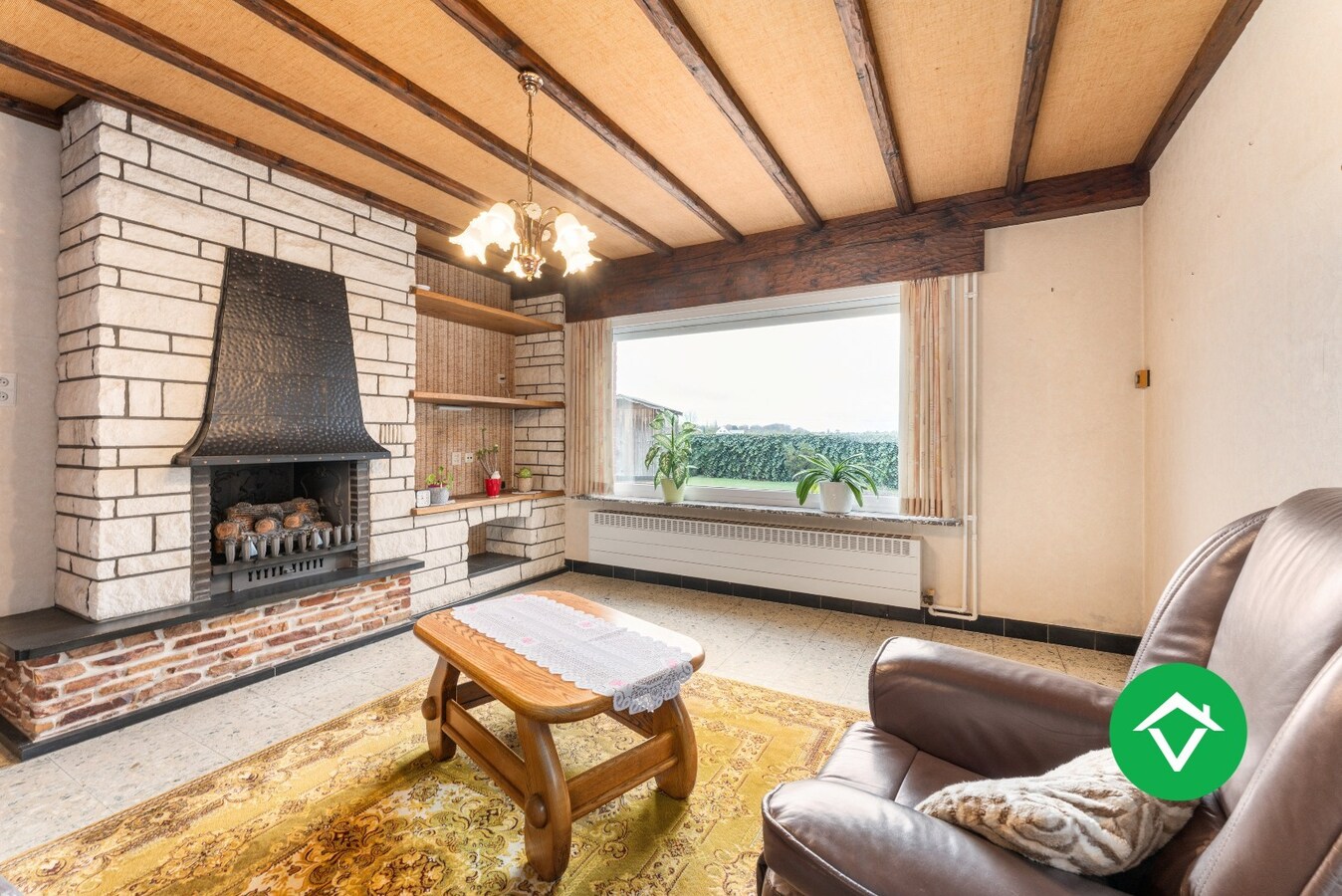 Op te frissen gezinswoning met twee garages en landelijk zicht te Eernegem 