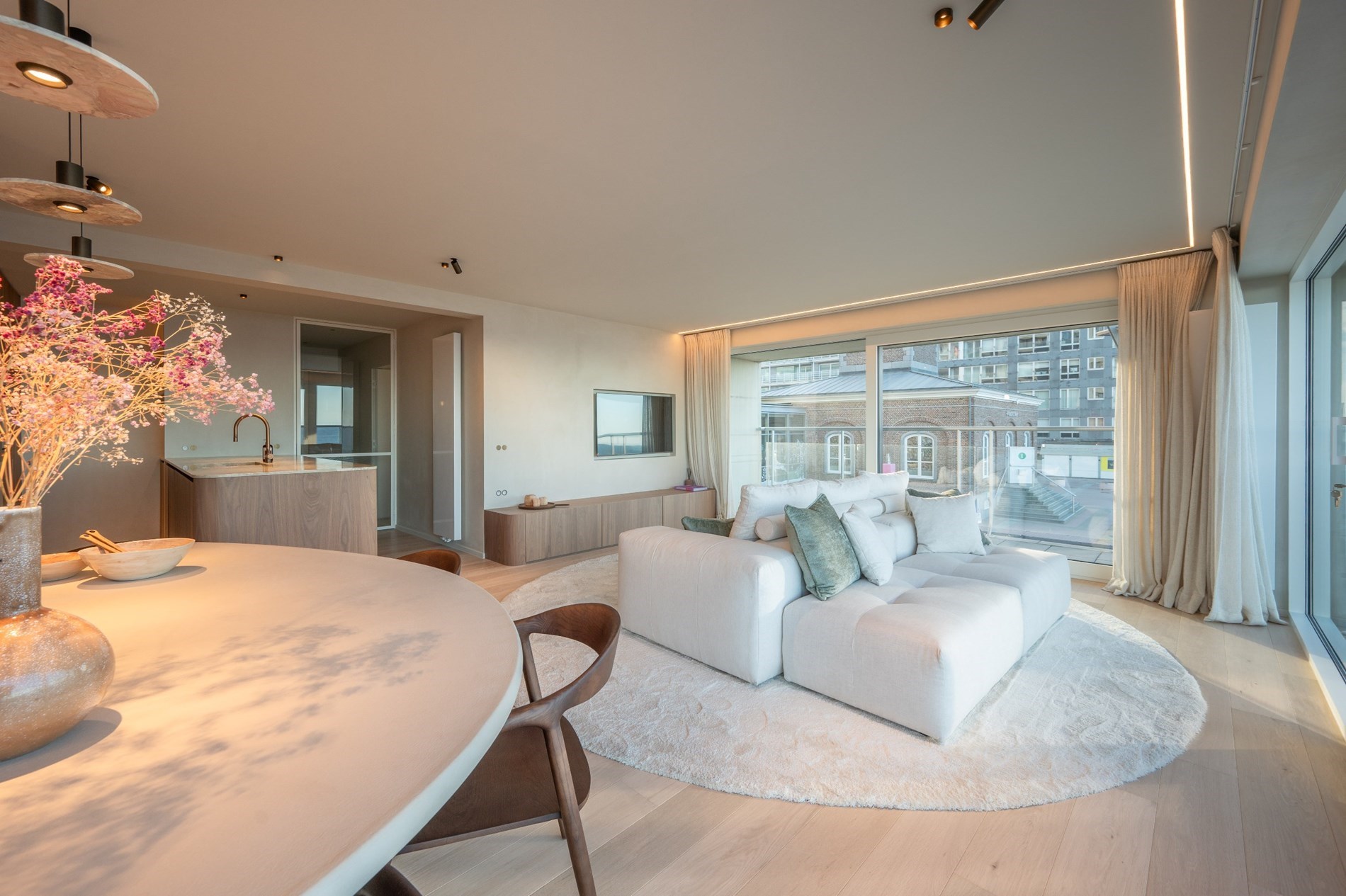 Magnifique appartement d'angle avec vue frontale sur la mer et terrasse orientée ouest situé sur la place de la Tour de Lumière à Knokke. 
