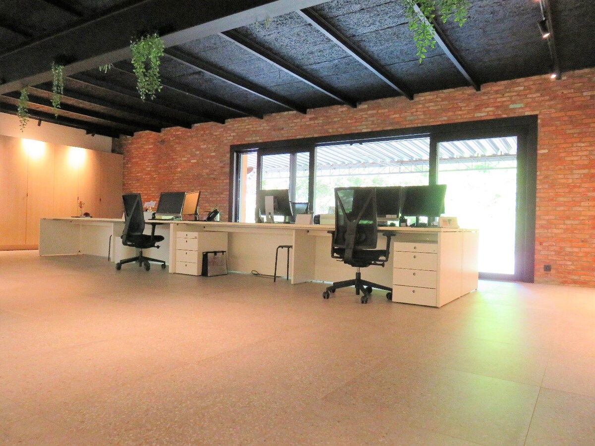 "Modern commercieel kantoor in Hasselt | Volledig gerenoveerd in 2018. 
