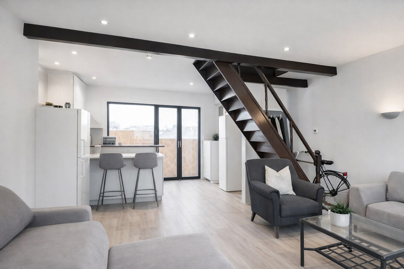 Handelspand met duplex appartement én investeringspotentieel te koop in het hart van Menen 