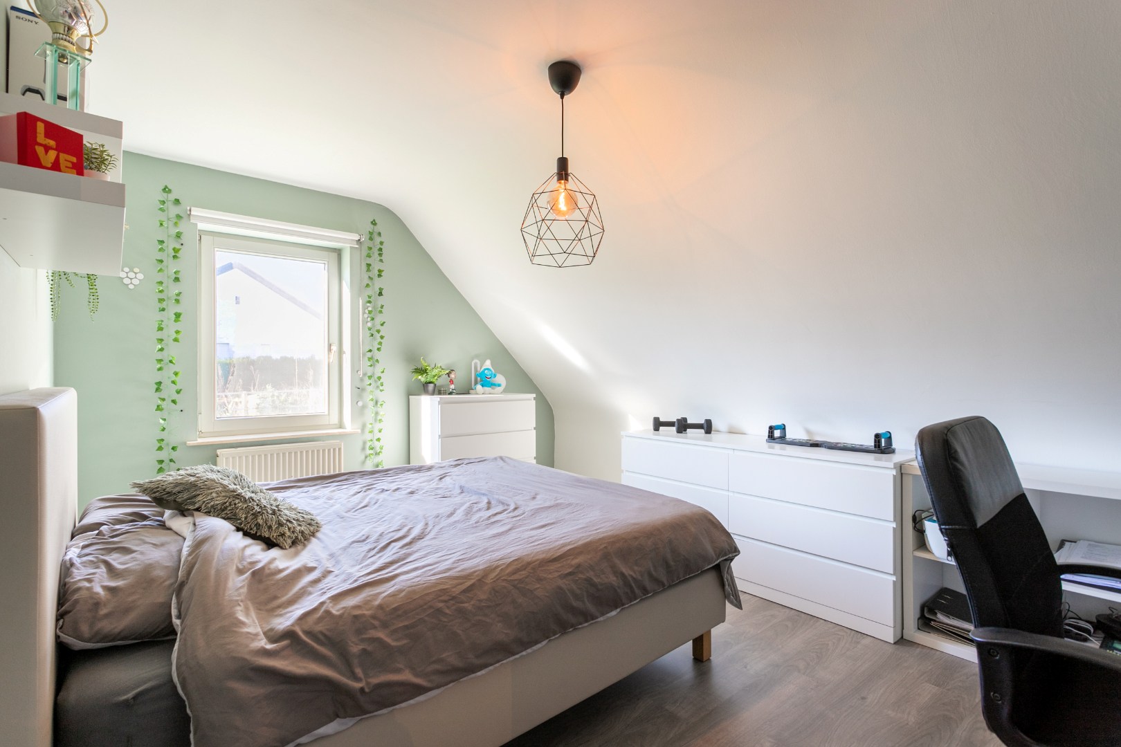 Vrijstaande woning met 4 slpks, zuidgerichte tuin en garage 