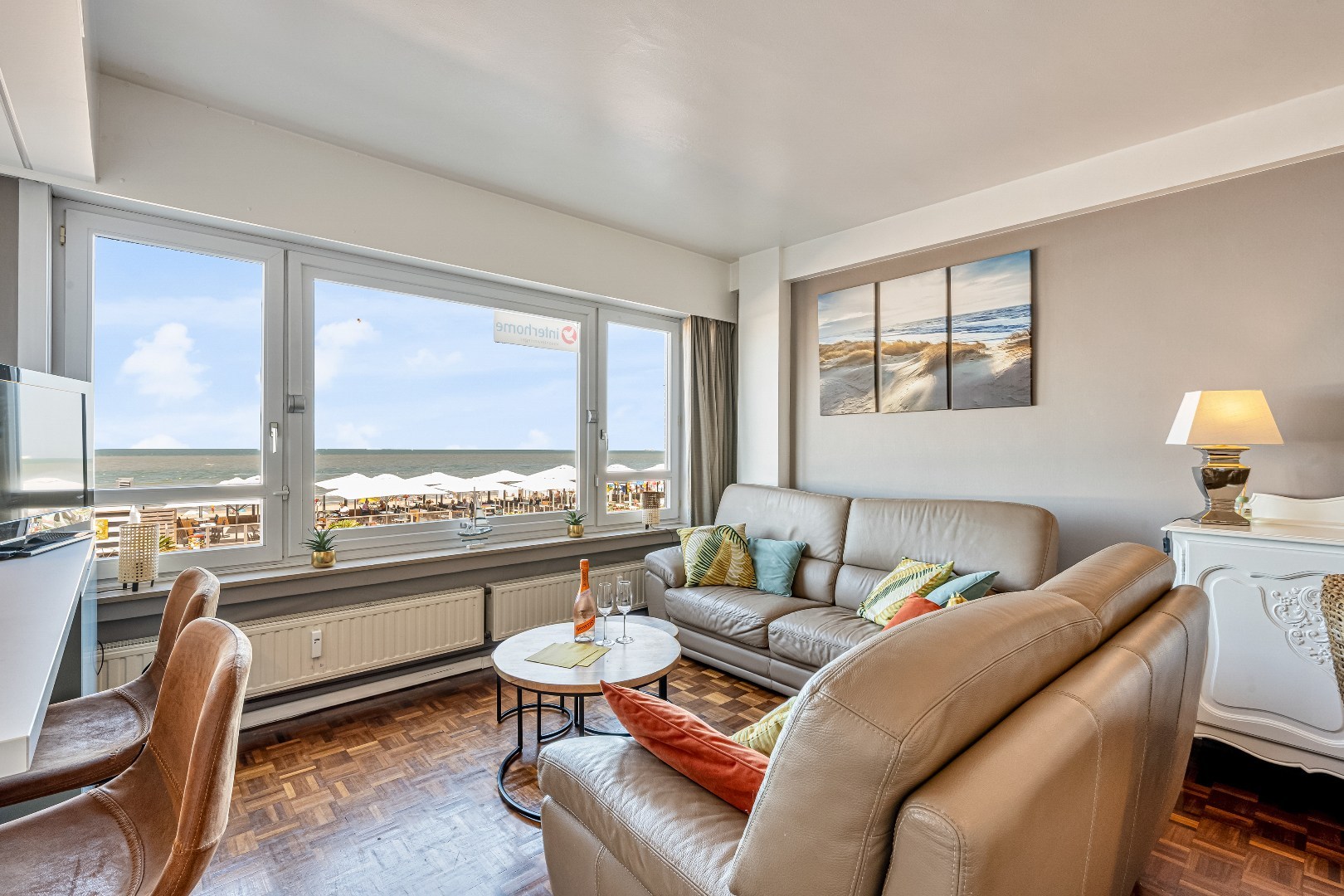 Ruim gerenoveerd 3 slaapkamer appartement met frontaal zeezicht op absolute toplocatie aan de Zeedijk in Blankenberge 