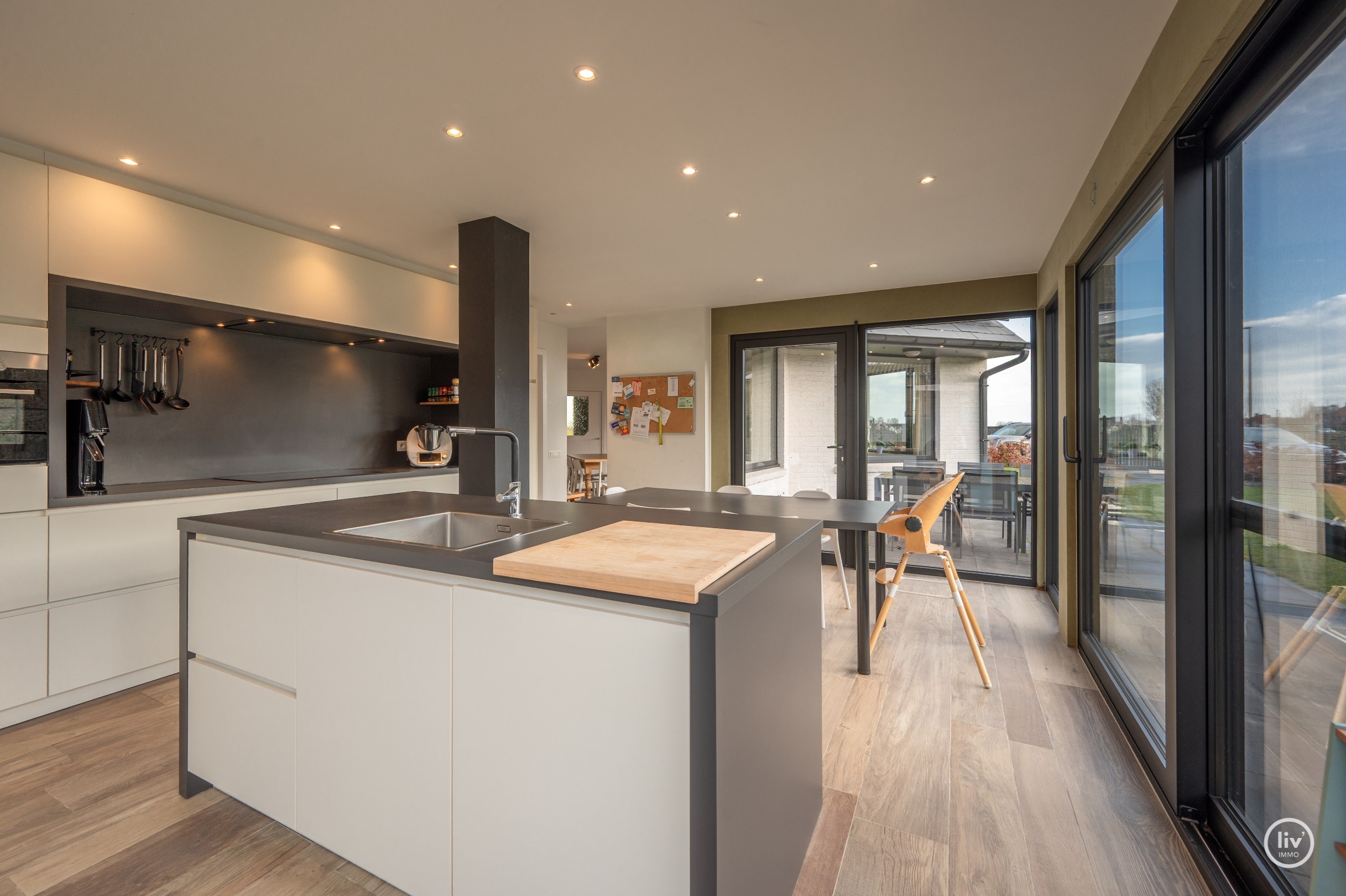 Centrale gelegen villa gelegen op een boogscheut van Knokke Centrum met ruim perceel (ideaal in combinatie met een commerciële activiteit) 