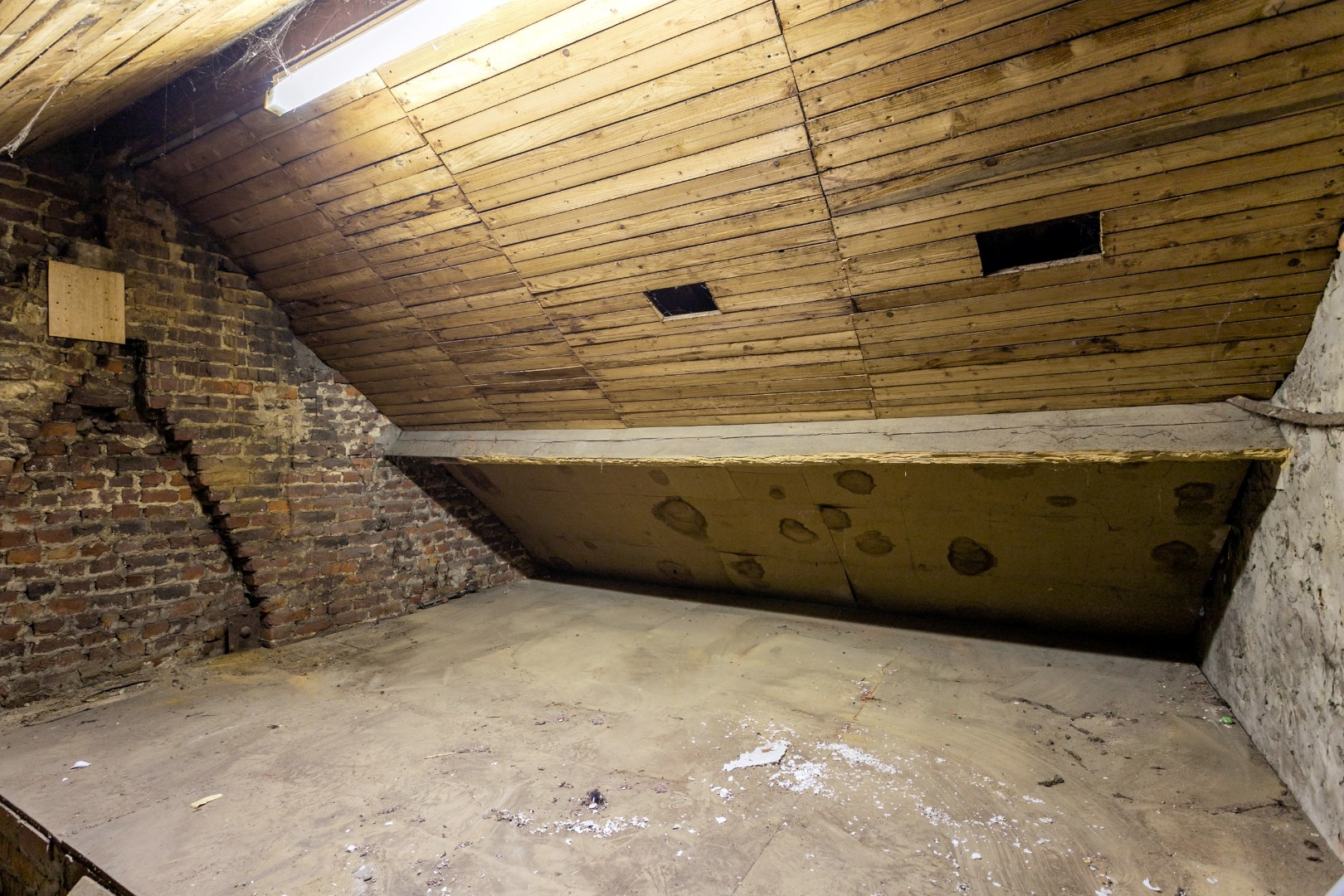Te renoveren woning te Buizingen met veel potentieel op 1a35ca 