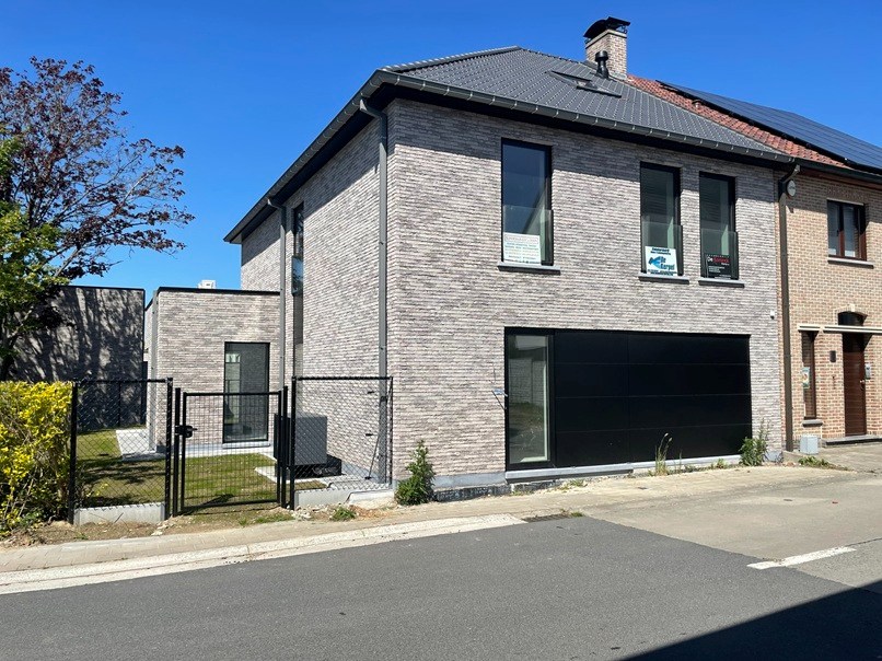 Zeer ruime moderne halfopen nieuwbouwwoning met tuin/terras en garage 