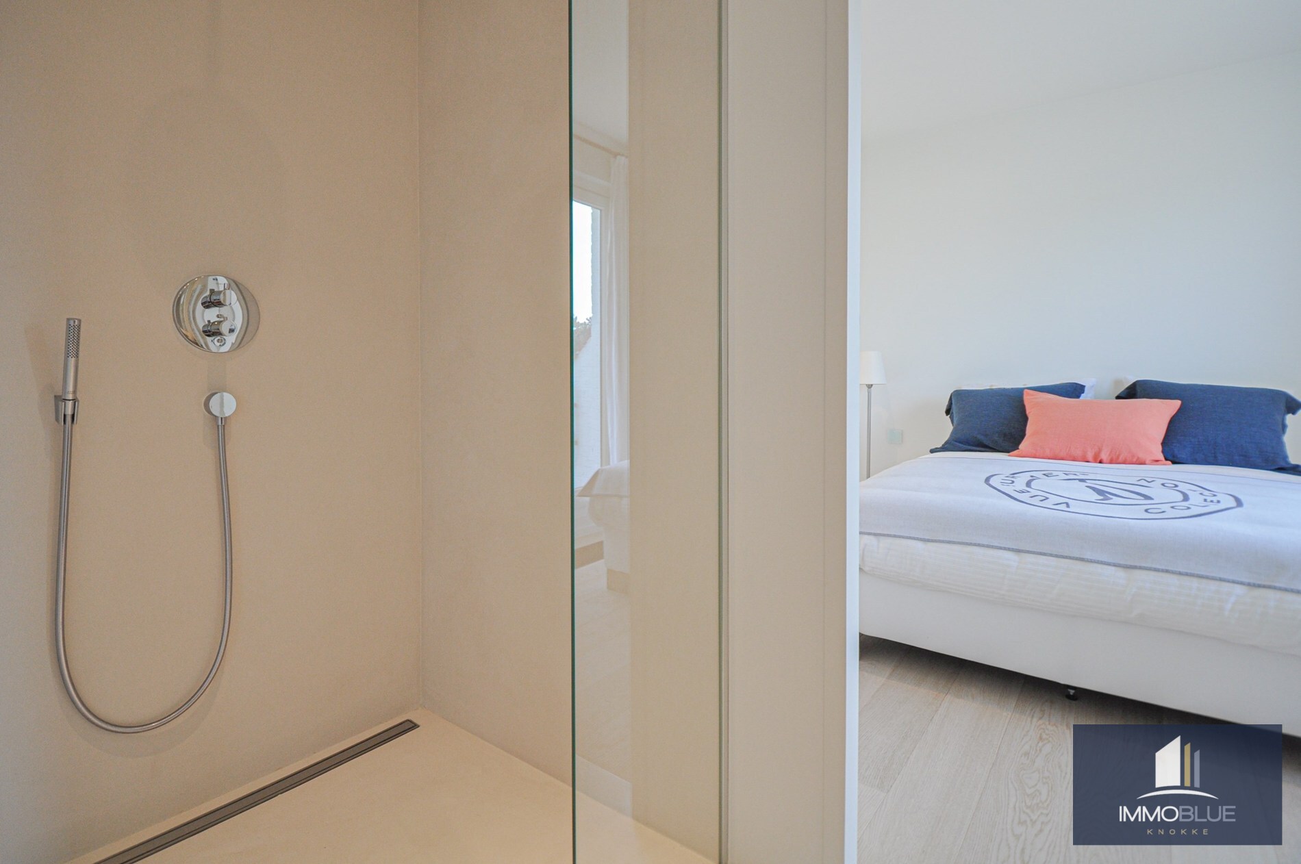 "Sublime appartement d'angle avec de spacieuses terrasses situé dans le prestigieux domaine Tennis Garden." 