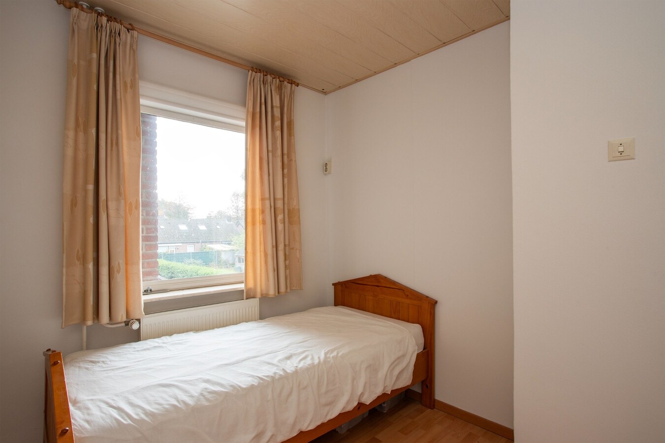 Vrijstaande, goed onderhouden woning met inpandige garage en multifunctionele ruimte, gelegen op een perceel van 312 m2. 