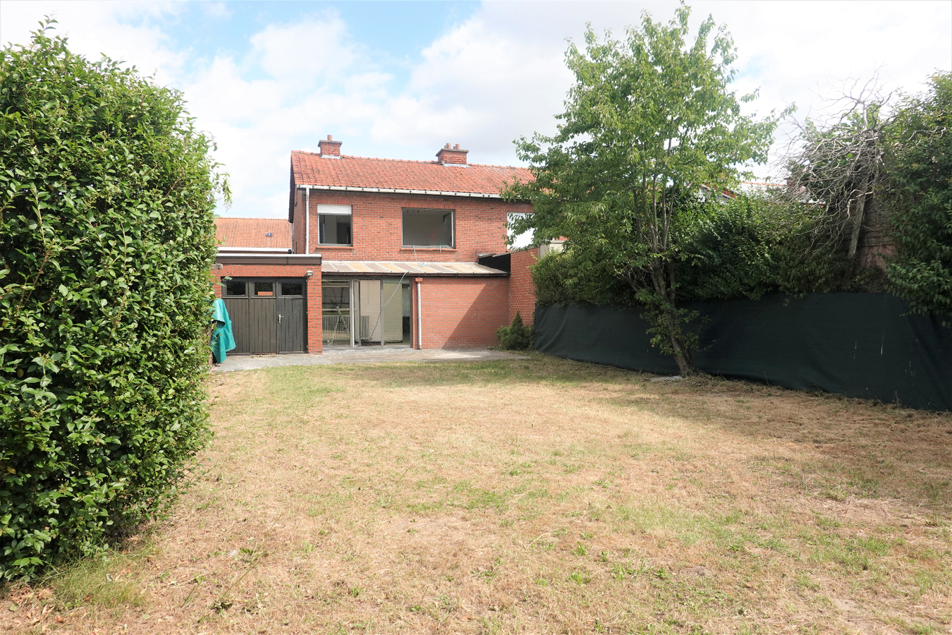 Gerenoveerde halfopen woning met garage in leuke buurt 