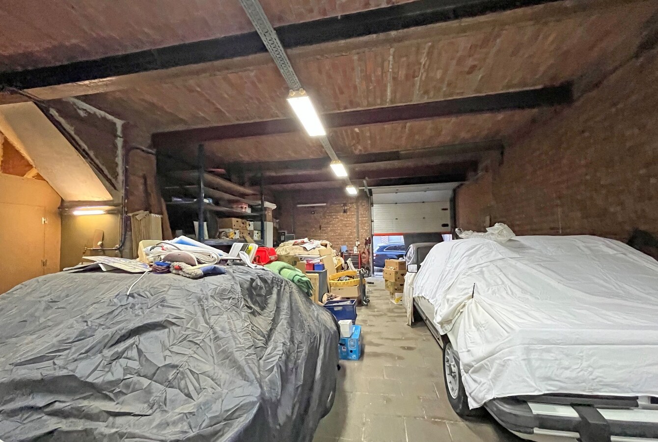 2 appartementen met gelijkvloers  magazijn 