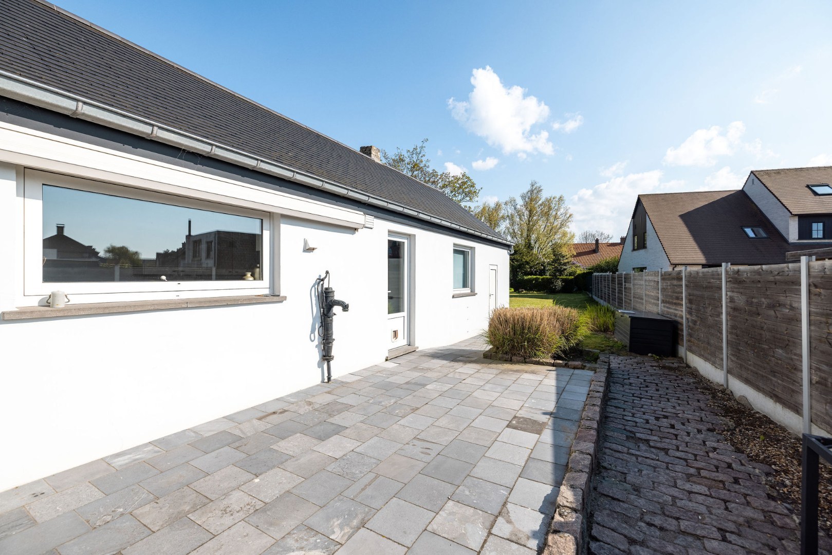 Authentieke woning met zonnige tuin, garage en bouwgrond 