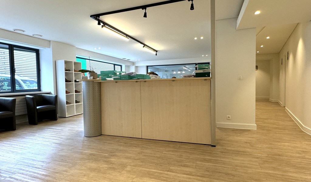 Magazijn met kantoren te huur in Merelbeke-Melle